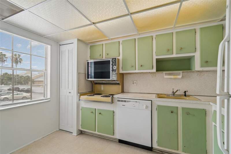 2 bedroom Condominium at 1900 68TH STREET #210, CROSSWINDS COLONY ONE CONDO, ST PETERSBURG — photo 3