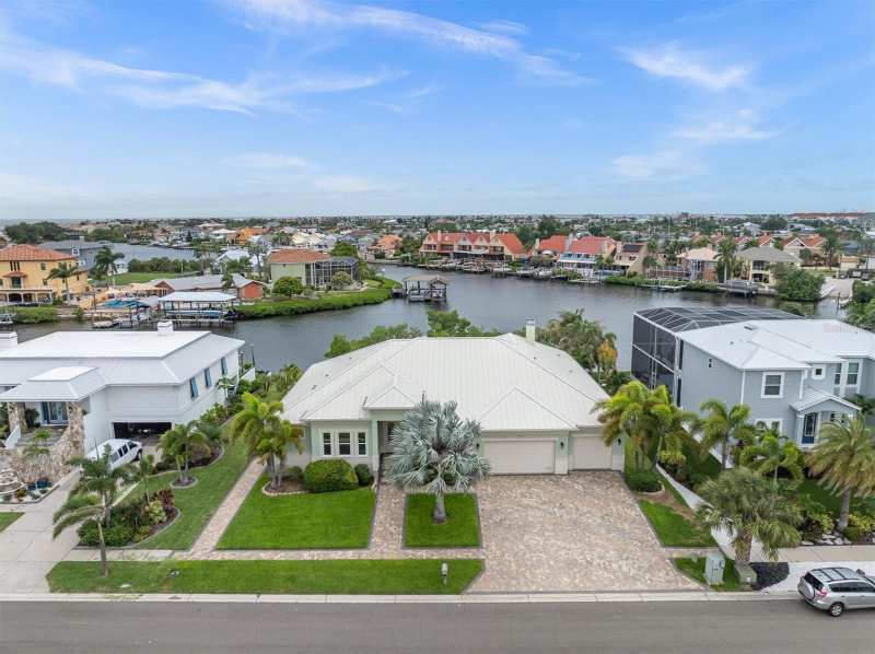 4 bedroom Single Family Residence at 811 Birdie Way, A Resub Of A Por Of Apollo, Apollo Beach — photo 1