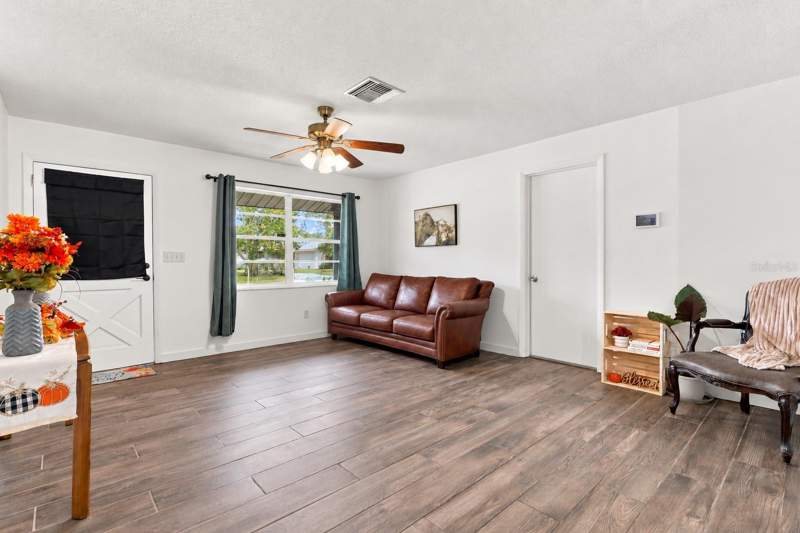 3 bedroom Single Family Residence at 1085 Eagles Nest Avenue, Deltona Lakes Unit 10 In 25 & 36 18 30, Deltona — photo 4