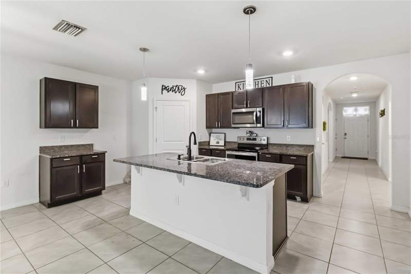 4 bedroom Single Family Residence at 1702 Johnson Pointe Drive, Johnson Pointe, Plant City — photo 3