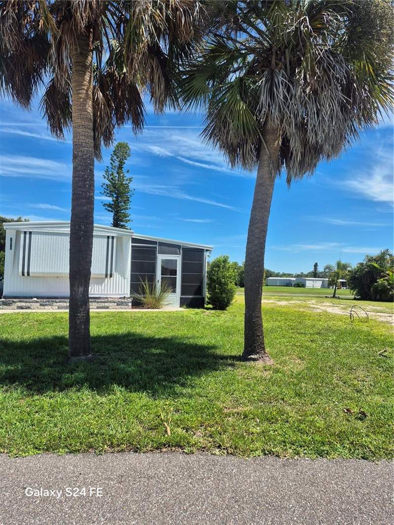 2 bedroom Manufactured Home at 7380 Heston Street, Village Holiday Lake, Port Charlotte — photo 2