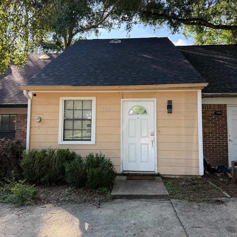 2 bedroom Townhouse at 922 S Lipona Road, Renegade Village, Tallahassee — photo 1