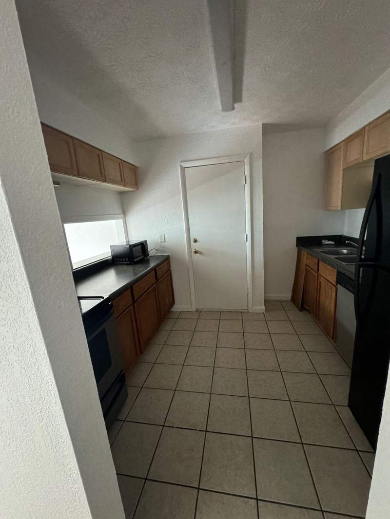 2 bedroom Condominium at 2020 Continental Avenue, Chateau De Ville Condominiums, Tallahassee — photo 4