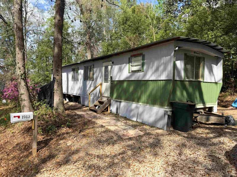 2 bedroom ManufacturedHome at 1923 Sika Deer Drive, Deertree Hills, Tallahassee — photo 2