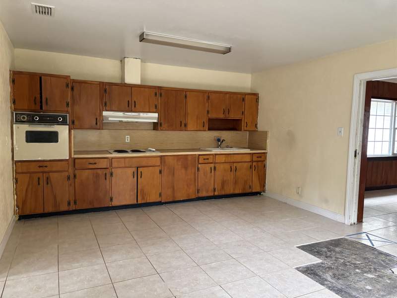 2 bedroom Detached at 3425 Laura Street, Campbell Park, Tallahassee — photo 2