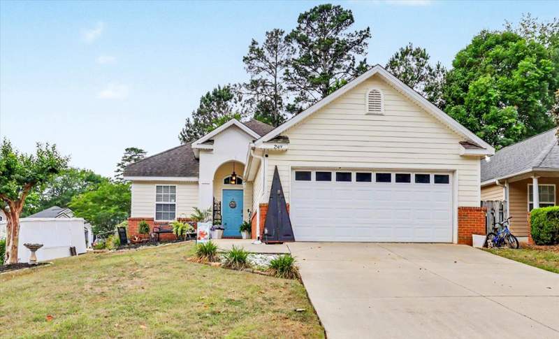 4 bedroom Detached at 2549 Heathrow Drive, The Glen at Golden Eagle, Tallahassee — photo 2
