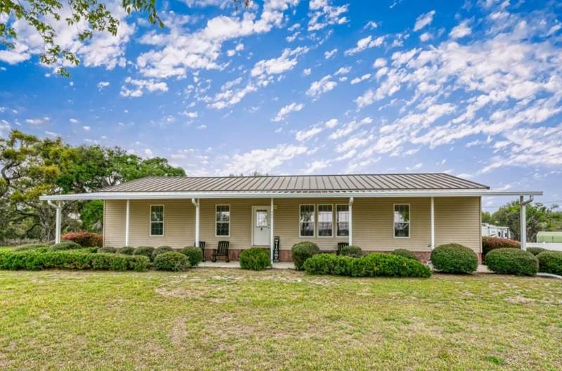 3 bedroom ManufacturedHome at 332 NE Forsythia Way, No, Pinetta — photo 1