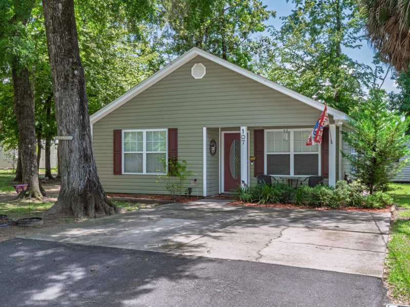 3 bedroom Detached at 107 Comanche Trail, Wakulla Gardens, Crawfordville — photo 1