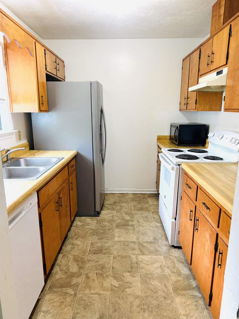 2 bedroom Townhouse at 1844 Meriadoc Court, Tharpe Street Village, Tallahassee — photo 2