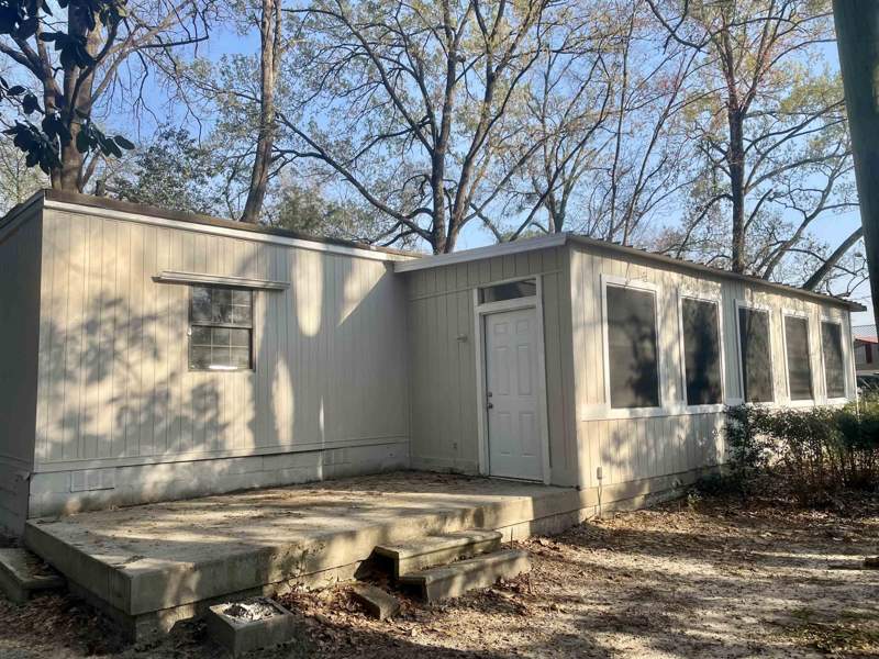 2 bedroom ManufacturedHome at 1306 Dura Circle, Mission Road Estates, Tallahassee — photo 3
