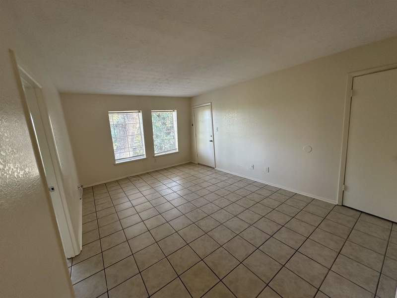 2 bedroom Condominium at 2020 Continental Avenue, Chateau De Ville Condominiums, Tallahassee — photo 3