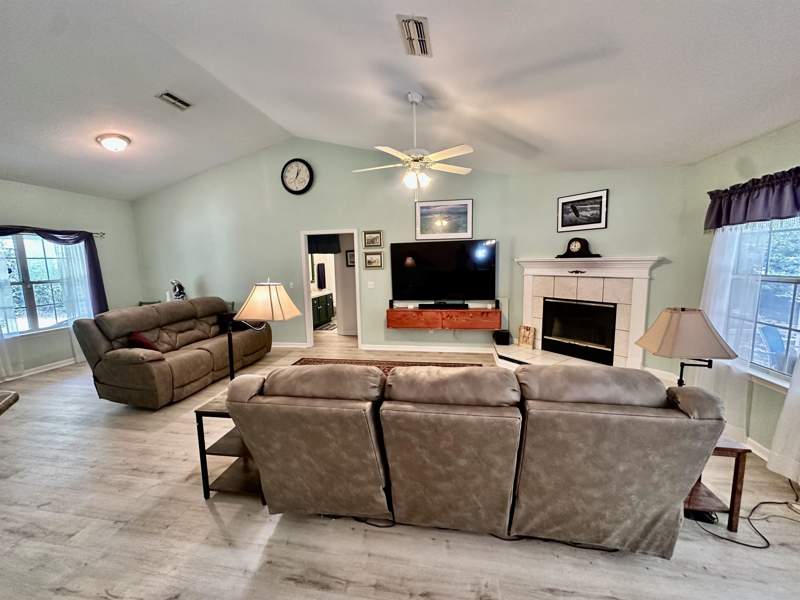 3 bedroom Detached at 1661 Beaver Creek Drive, Reston, Havana — photo 3