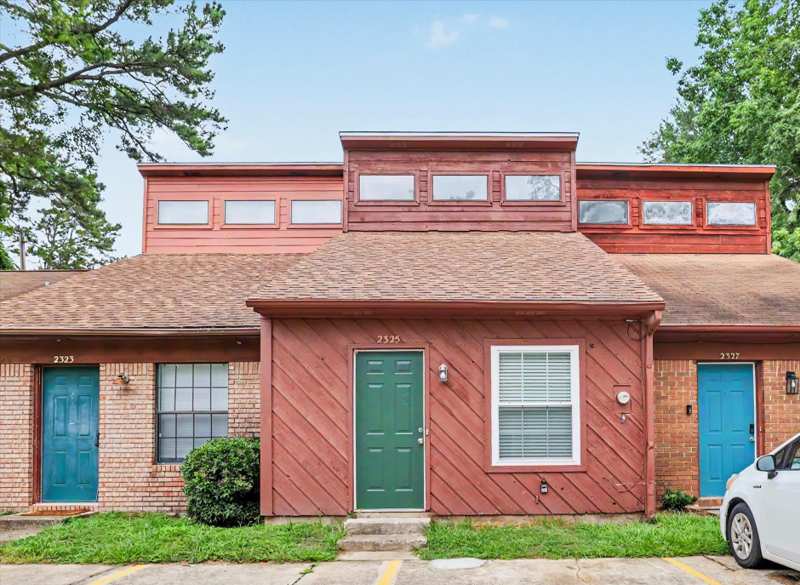 2 bedroom Townhouse at 2325 Hartsfield Way, Shadowlawn Cluster Homes, Tallahassee — photo 1