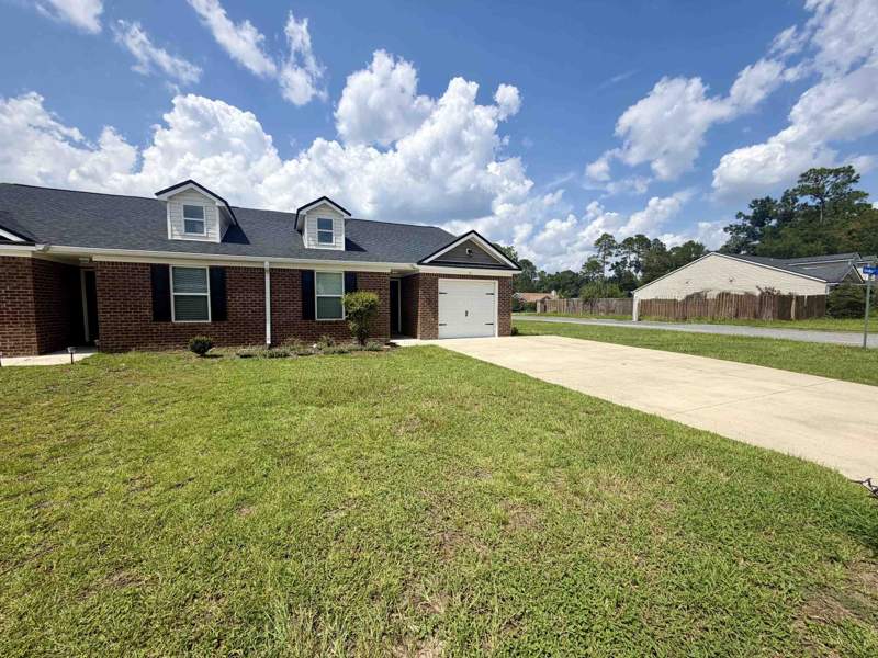 3 bedroom Detached at 18 Excalibur Drive, Camelot Phase lll, Crawfordville — photo 2