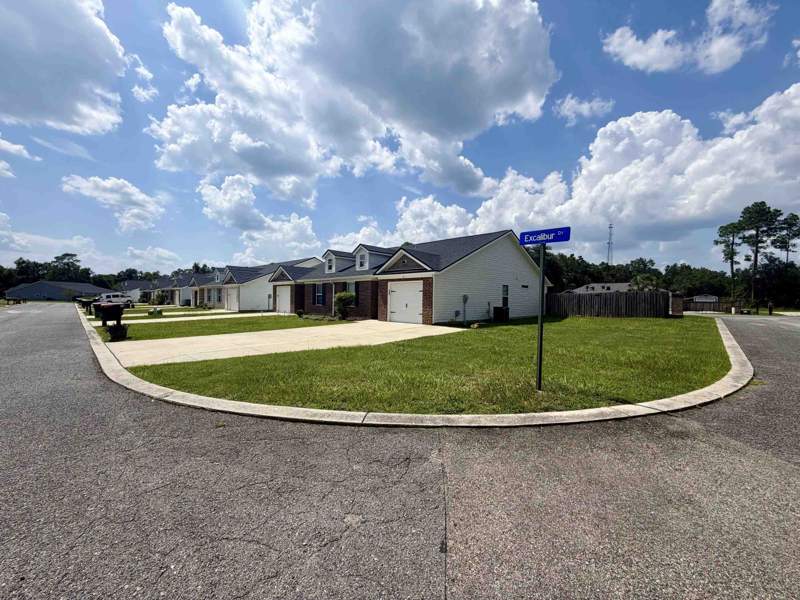 3 bedroom Detached at 18 Excalibur Drive, Camelot Phase lll, Crawfordville — photo 4
