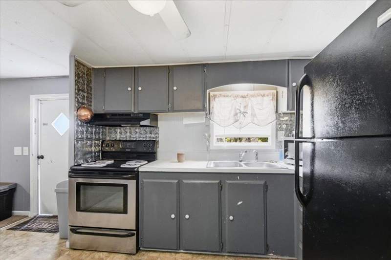 2 bedroom ManufacturedHome at 17303 Royal Oak Drive, Leisure Retreats, Keaton Beach — photo 2