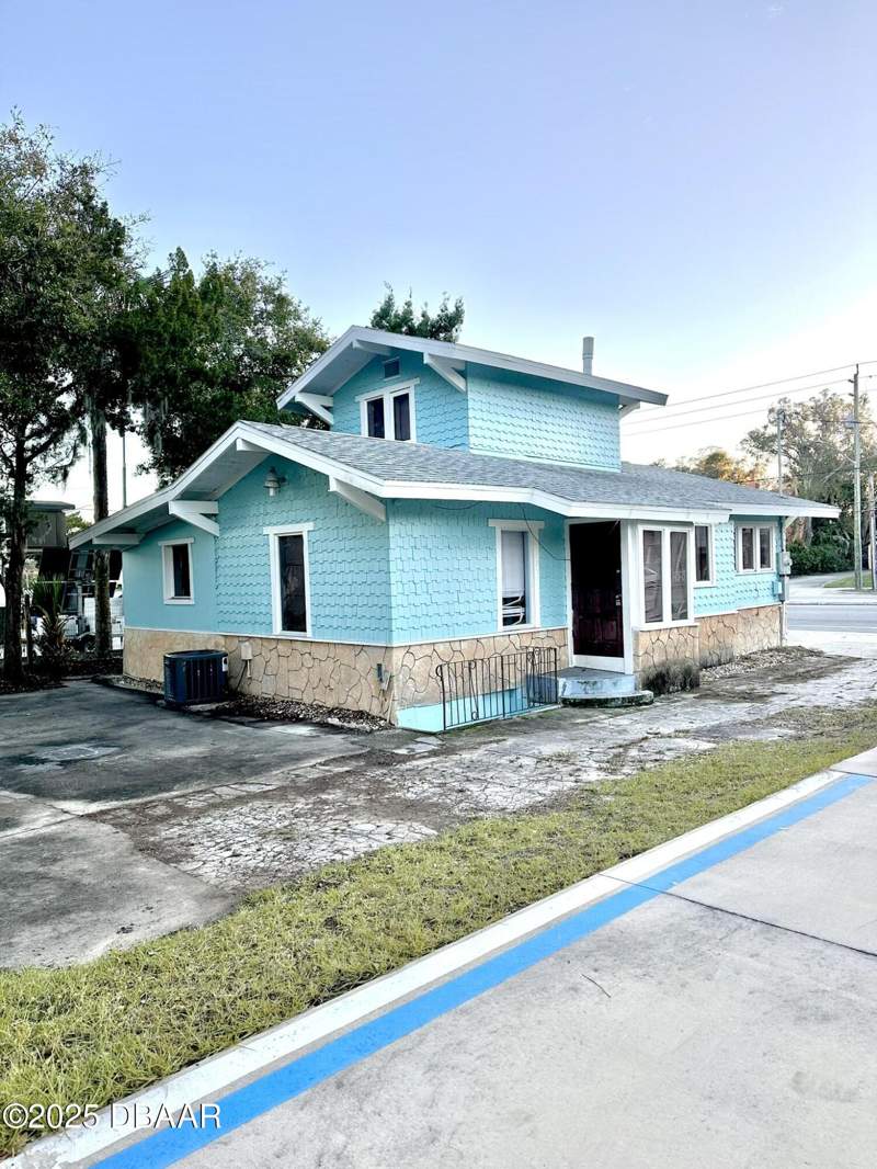 3 bedroom Single Family Residence at 943 S Ridgewood Avenue, Rowladers, Daytona Beach — photo 2