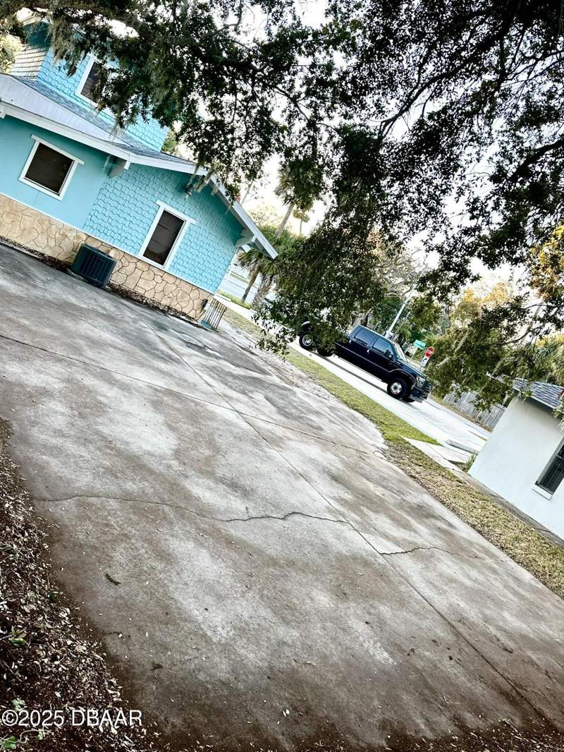 3 bedroom Single Family Residence at 943 S Ridgewood Avenue, Rowladers, Daytona Beach — photo 3