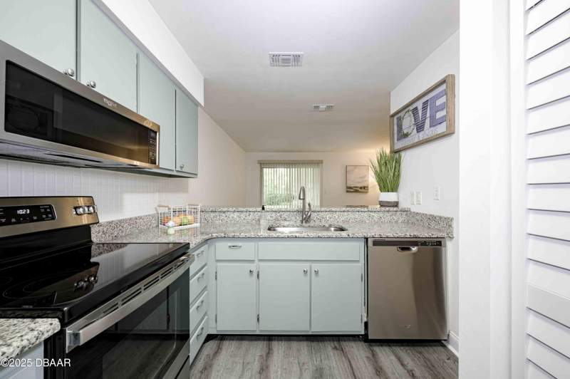 2 bedroom Condominium at 480 Reed Canal Road #13, Riverwood Village Condo, South Daytona — photo 5