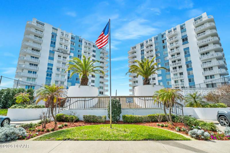 1 bedroom Condominium at 925 N Halifax Avenue #204, Bayshore Bath & Tennis Club Condo, Daytona Beach — photo 2
