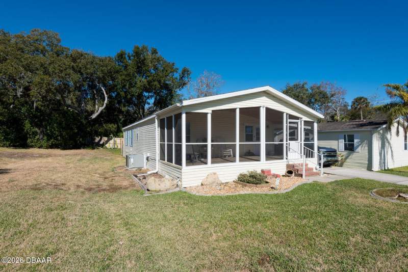 2 bedroom Manufactured Home at 1142 Coquina Bluff, Oak Bluff, Daytona Beach — photo 2
