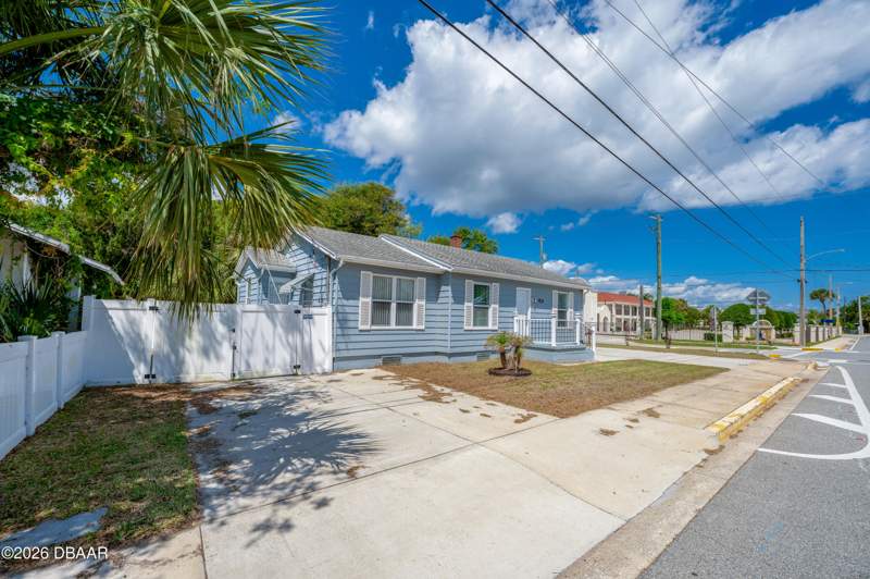 2 bedroom Single Family Residence at 243 N Peninsula Drive, Memento, Daytona Beach — photo 2