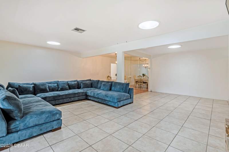 5 bedroom Single Family Residence at 1124 N Halifax Avenue, Whanorsham, Daytona Beach — photo 3