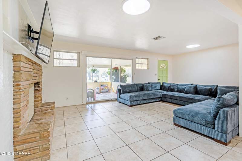 5 bedroom Single Family Residence at 1124 N Halifax Avenue, Whanorsham, Daytona Beach — photo 4
