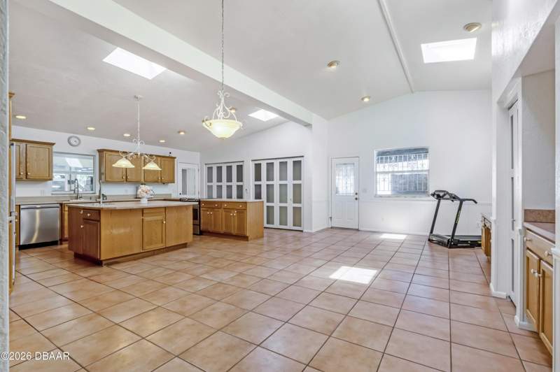 5 bedroom Single Family Residence at 1124 N Halifax Avenue, Whanorsham, Daytona Beach — photo 5
