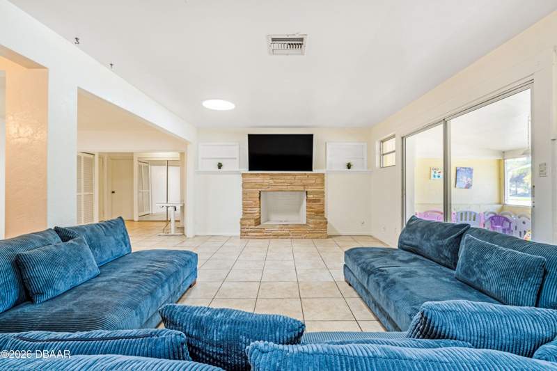 5 bedroom Single Family Residence at 1124 N Halifax Avenue, Whanorsham, Daytona Beach — photo 2