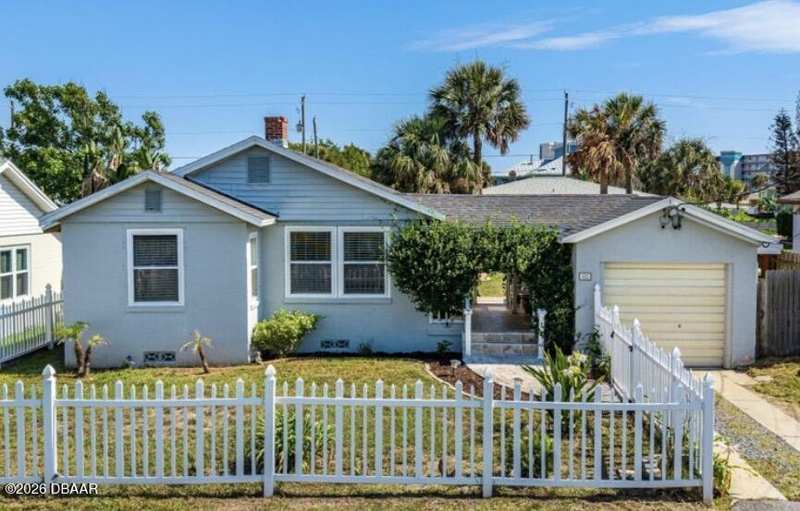 2 bedroom Single Family Residence at 129 Rosalyn Avenue, Rosalyn Park, Daytona Beach — photo 1