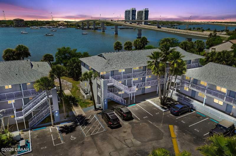 2 bedroom Condominium at 415 N Halifax Avenue #303, Acqua At Daytona Beach Condo, Daytona Beach — photo 2