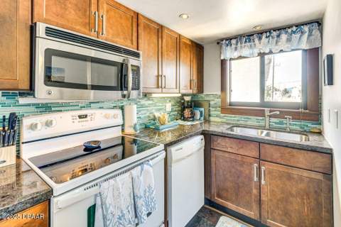 1404 N Atlantic Avenue #2, Daytona Beach FL - photo 8 of 15