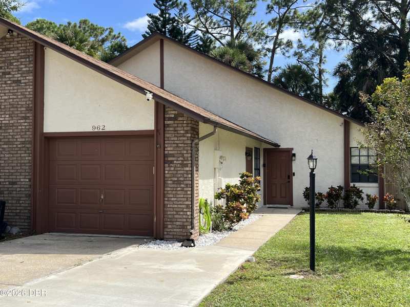 2 bedroom Townhouse at 962 Stonybrook Circle, Dunlawton Hills, Port Orange — photo 1