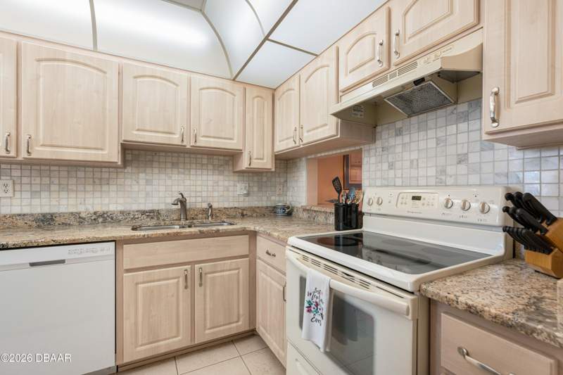 2 bedroom Condominium at 640 N Nova Road #504, Tomoka Oaks Condo North, Ormond Beach — photo 5