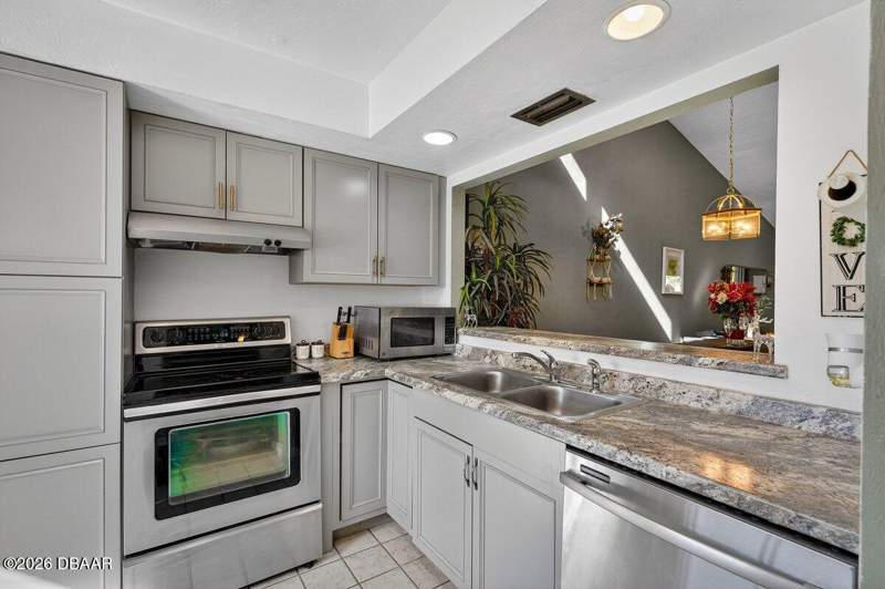 2 bedroom Townhouse at 1241 Charter Oaks Circle, Charter Oaks, Holly Hill — photo 3