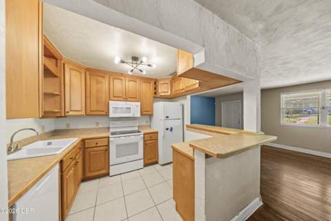 553 S Lanvale Avenue, Daytona Beach FL - photo 8 of 23