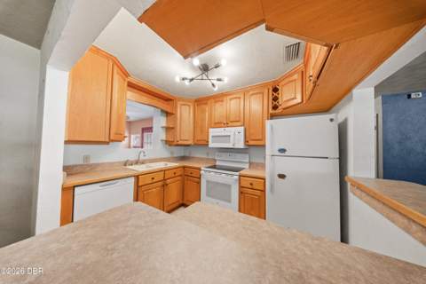 553 S Lanvale Avenue, Daytona Beach FL - photo 9 of 23