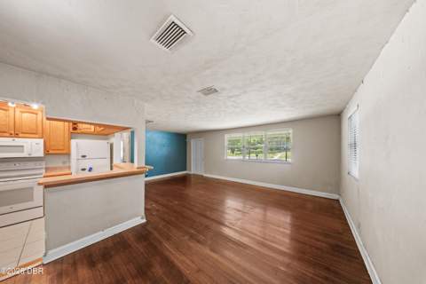 553 S Lanvale Avenue, Daytona Beach FL - photo 6 of 23
