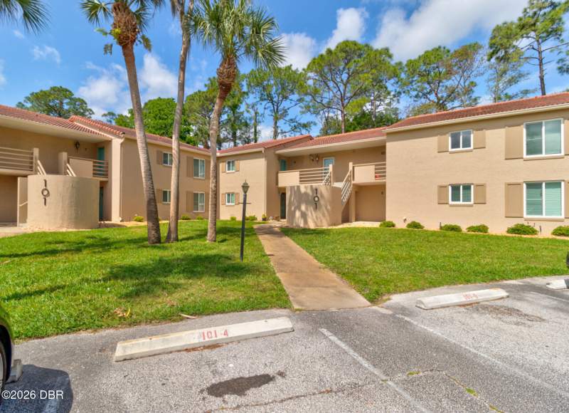 2 bedroom Single Family Residence at 101 Bob White Court #101J, Hawks Landing At Pelican Bay Condo, Daytona Beach — photo 2