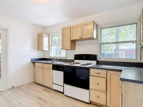 709 Edwards Street, Daytona Beach FL - photo 10 of 43