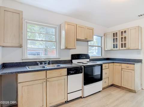 709 Edwards Street, Daytona Beach FL - photo 9 of 43