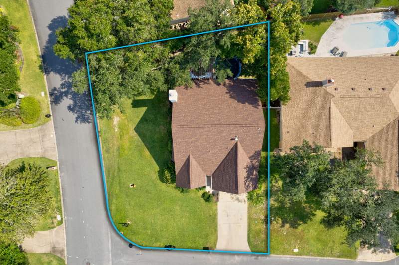 3 bedroom Detached Single Family at 2812 Lee Trevino Court, Lake Pointe, Shalimar — photo 3