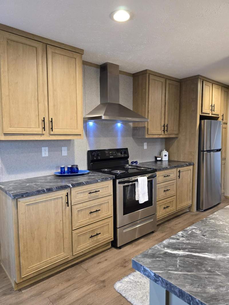 3 bedroom Mobile Home at 215 E Juniper Avenue, Oakwood hills, DeFuniak Springs — photo 3