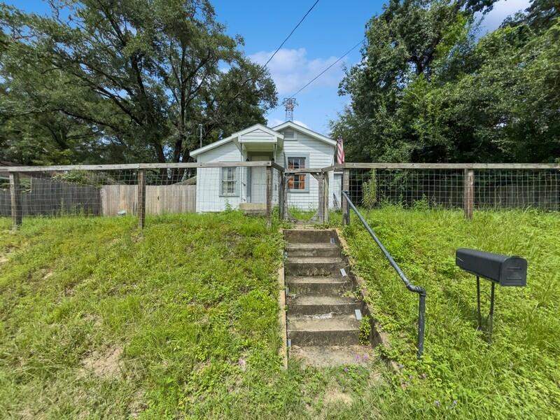 3 bedroom Detached Single Family at 383 N Booker Street, Crestview, Crestview — photo 3