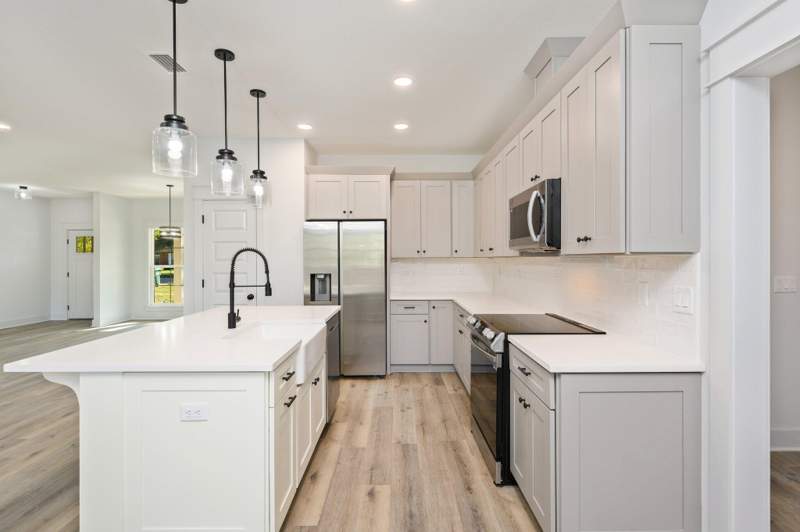 4 bedroom Detached Single Family at 1524 Kais Street, Mossy Oaks, Baker — photo 4