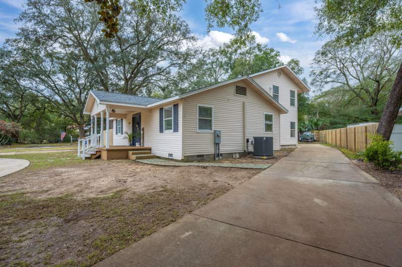 6 bedroom Detached Single Family at 255 Edge Avenue, Valparaiso Plat 1, Valparaiso — photo 2
