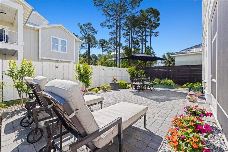 4 bedroom Detached Single Family at 94 Lakeland Drive, Frangista Beach 3nd Addn, Miramar Beach — photo 2