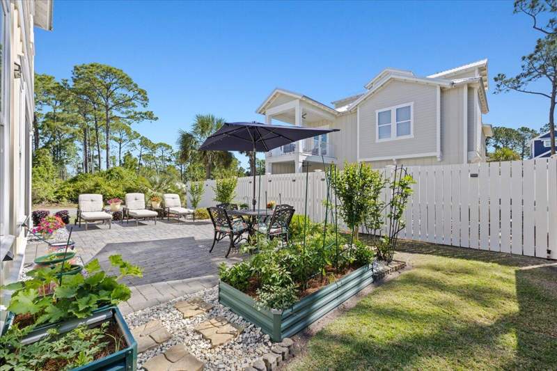 4 bedroom Detached Single Family at 94 Lakeland Drive, Frangista Beach 3nd Addn, Miramar Beach — photo 4