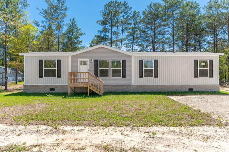 4 bedroom Mobile Home at 316 E Lafavre Lane, Oakwood Hills Unit 1, DeFuniak Springs — photo 1